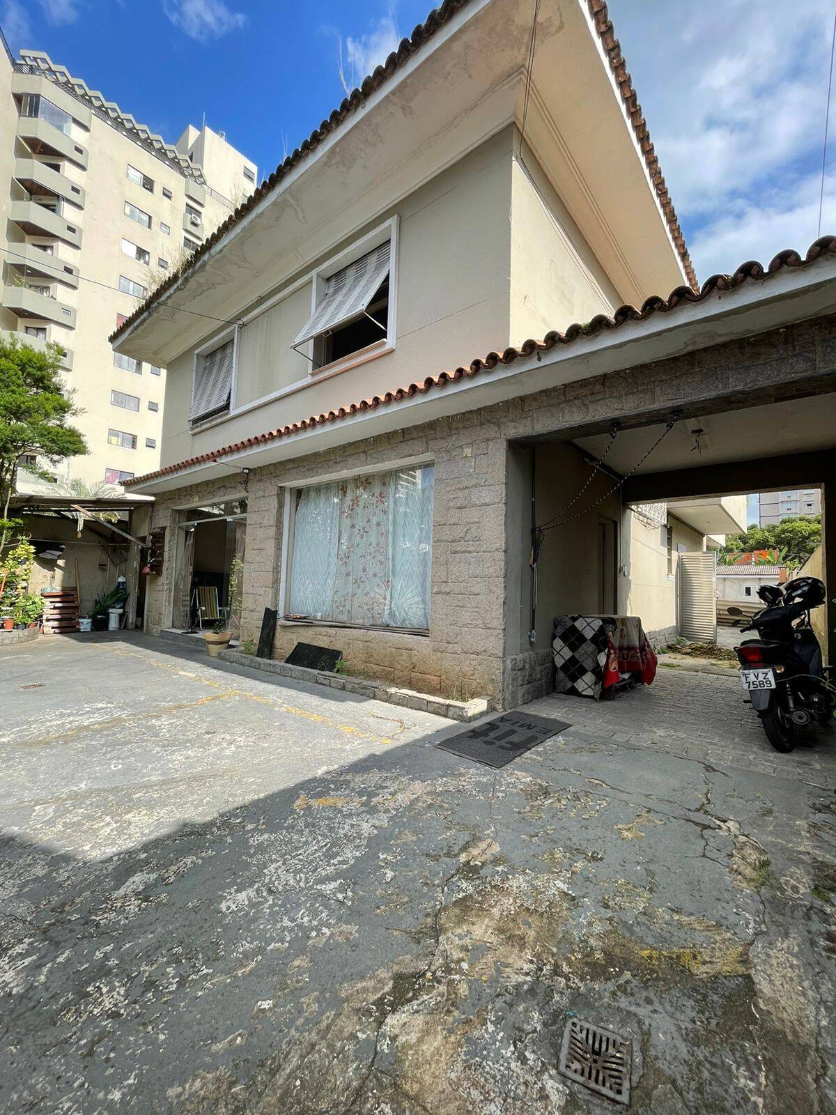 Terreno com sobrado com 5 dormitórios, 2 suítes, 875m² de área em santos