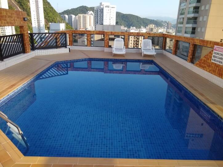 Aluga 2 quartos, 1 suíte, na quadra da praia, com  lazer em Santos
