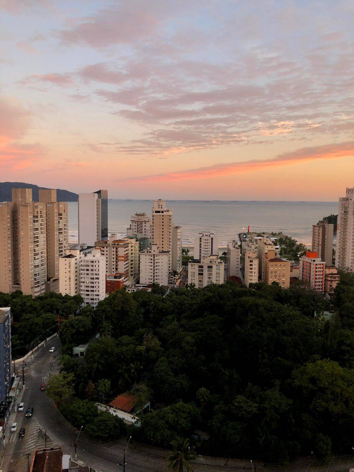 4 Dormitórios 4 banheiros sendo 1 suíte 2 vagas Demarcadas