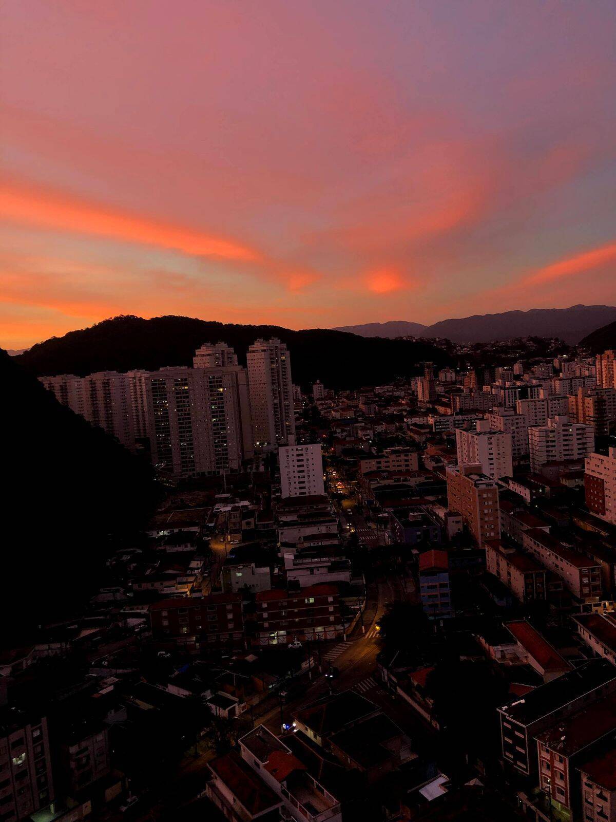 4 Dormitórios 4 banheiros sendo 1 suíte 2 vagas Demarcadas